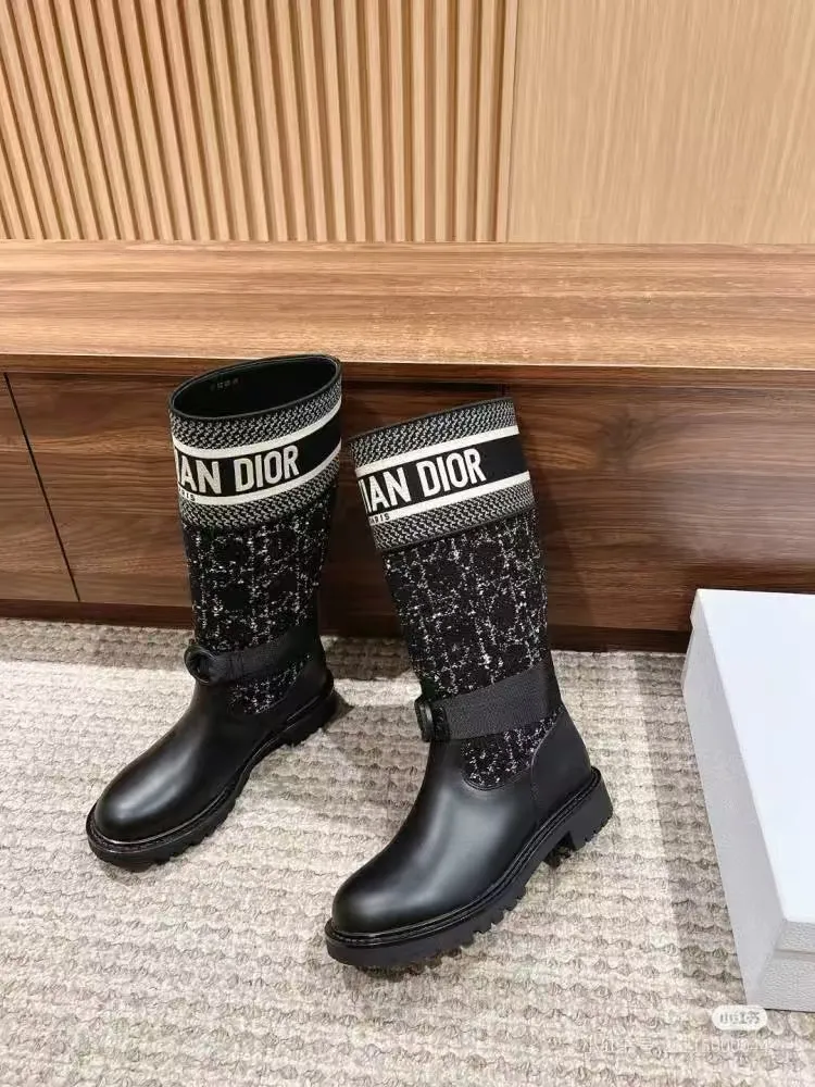 👟👟Ex-factory price 600👟👟, Dior embroidered graffiti boots, regardless of season or outfit, can be easily worn in various occasions. Putting on this pair of Dior embroidered boots is like stepping into a fashion universe full of art. This pair of boots was born in the 2013 autumn and winter series. It breaks the rules and does not follow the trend of pursuing gorgeousness. Instead, it tells the brand's dedication to quality with a low-key and deep luster. The square toe design abandons the sharp edge and adds a bit of mature and stable temperament. Whether it is paired with an elegant long skirt or a smart trousers, it can be easily controlled without any sense of violation.   The most eye-catching thing is the exquisite embroidery on the boots. Every stitch and thread is the hard work of craftsmen, and it is the perfect fusion of traditional craftsmanship and modern design. These embroideries are not simple decorations, but lively stories that slowly unfold on the uppers of the boots, giving these boots a unique soul. Wearing it, you are not only showing your fashion sense, but also demonstrating your ultimate pursuit of quality of life. Every step you take shows Dior's unique elegance and confidence.  Material: First-layer cowhide + sheepskin lining + rubber non-slip outsole Number of yards: 35-40 yards Color: black apricot